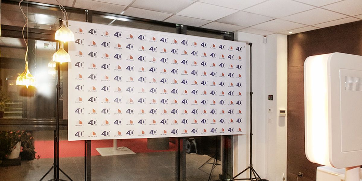 Louez votre photocall. Personnalisez votre fond.