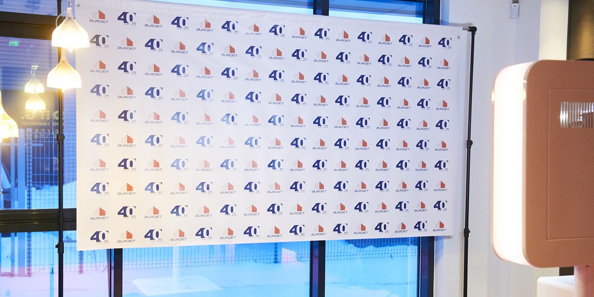 Louez votre photocall. Personnalisez votre fond.